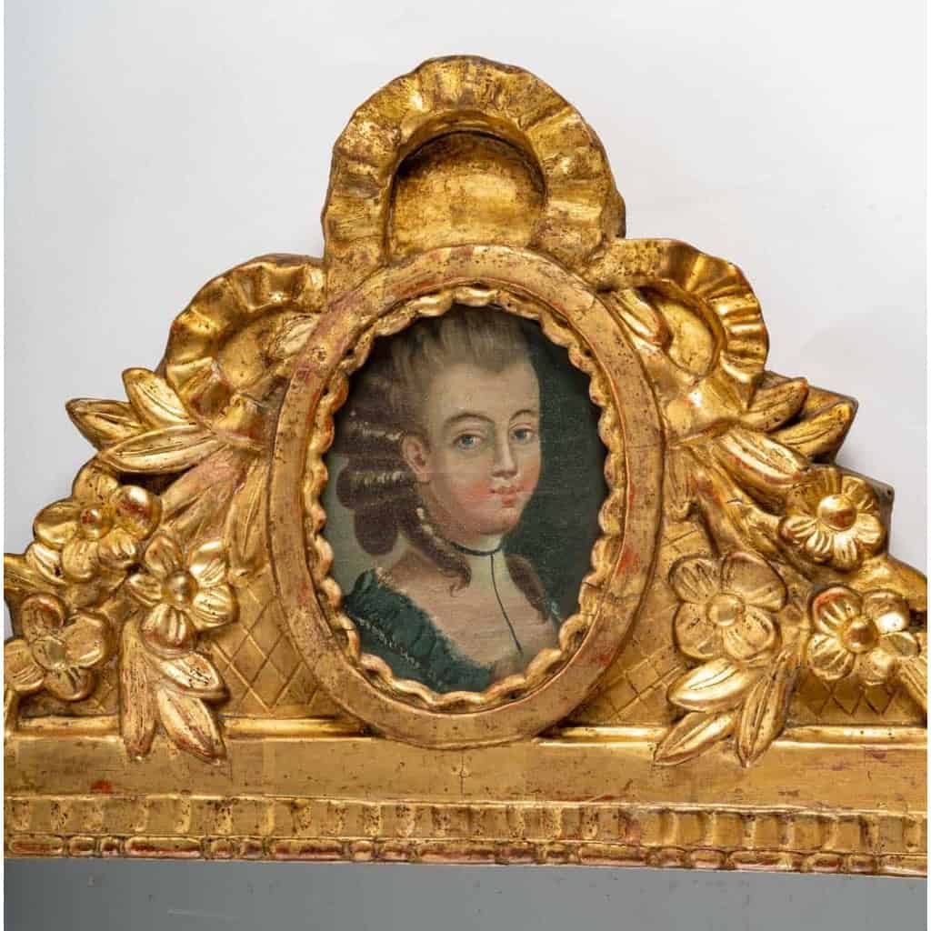 Miroir à fronton d’époque Louis XVI (1774 – 1793). | Biron Miroir à fronton d'époque Louis XVI (1774 - 1793).