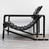 Transat cuir noir et bois laqué noir d'Eileen GRAY par Ecart International
