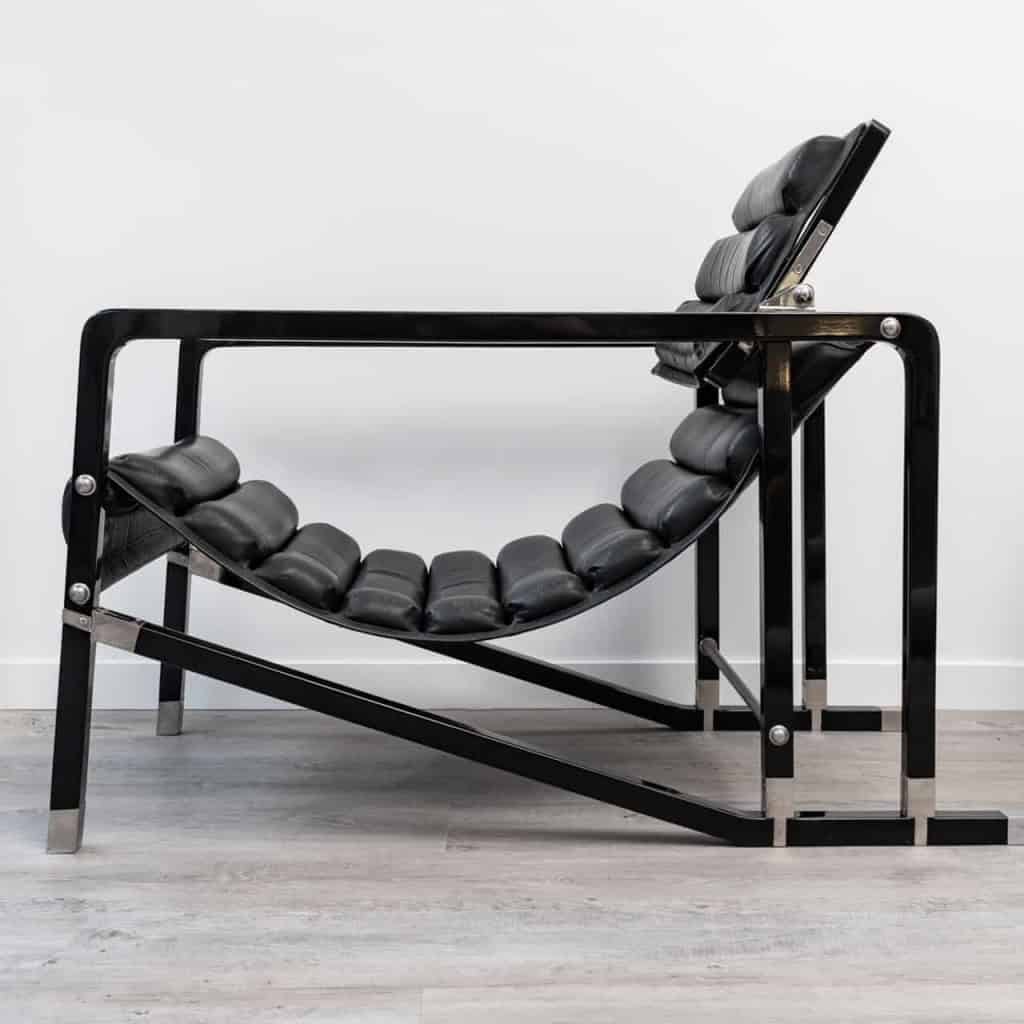 Transat cuir noir et bois laqué noir d'Eileen GRAY par Ecart International