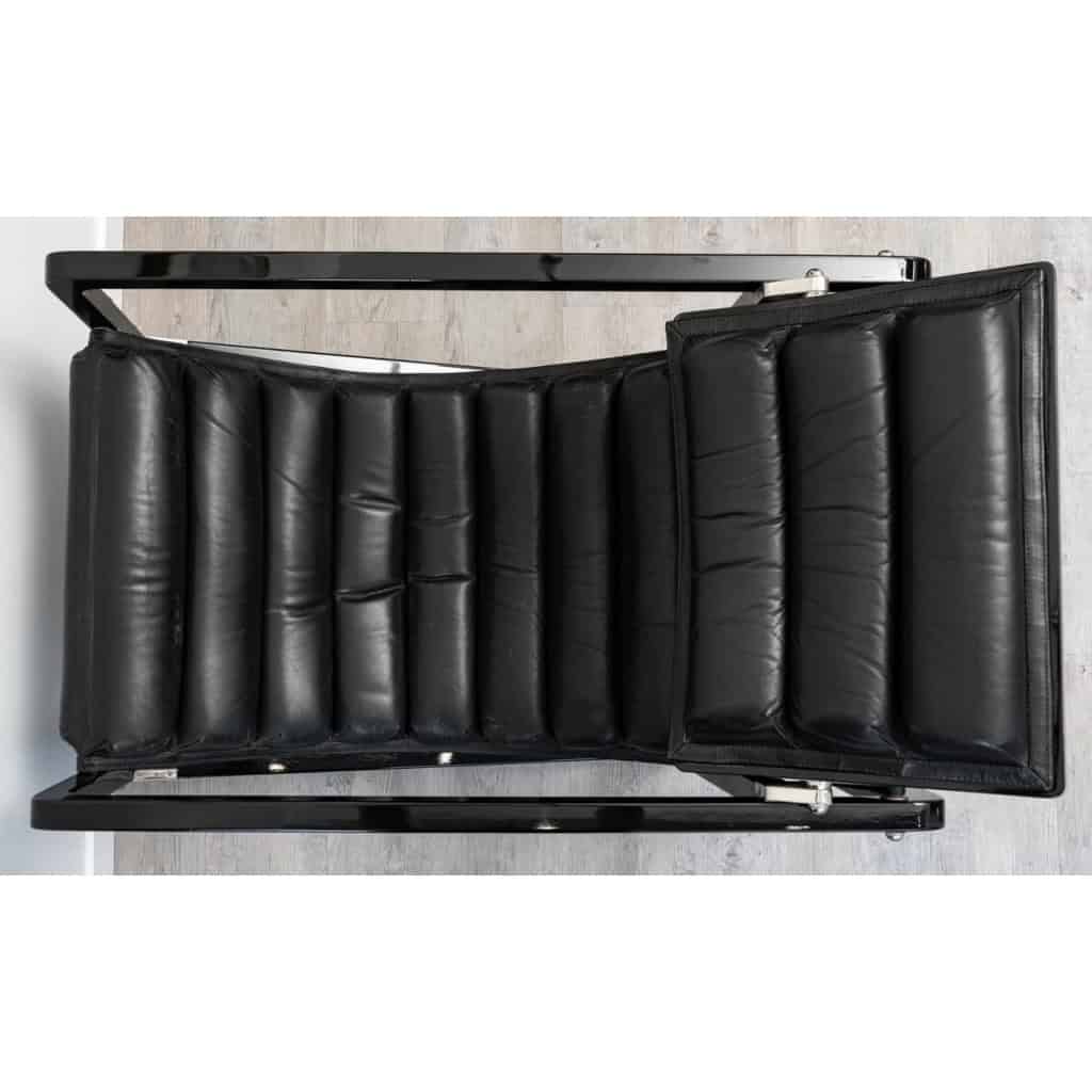 Transat cuir noir et bois laqué noir d'Eileen GRAY par Ecart International