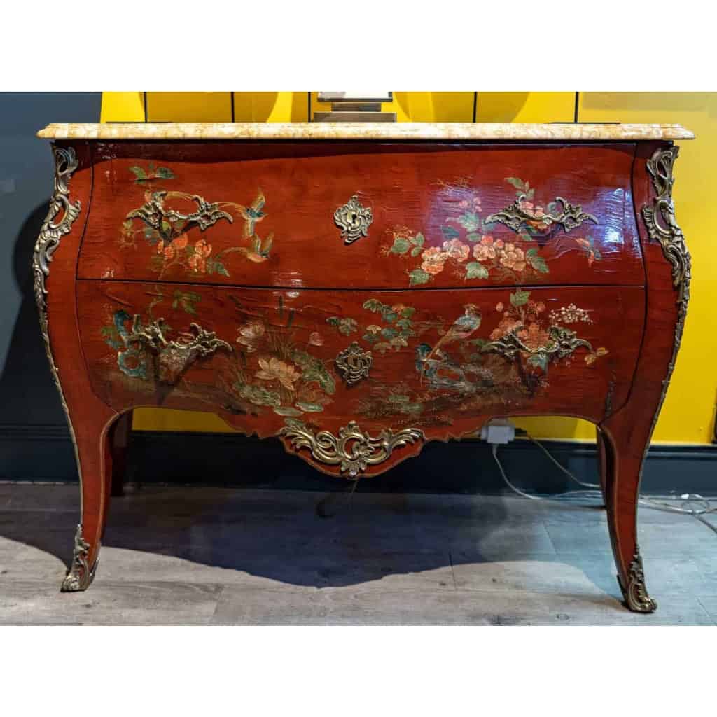 Red lacquered chest of drawers, XIXth century | Biron |||||
