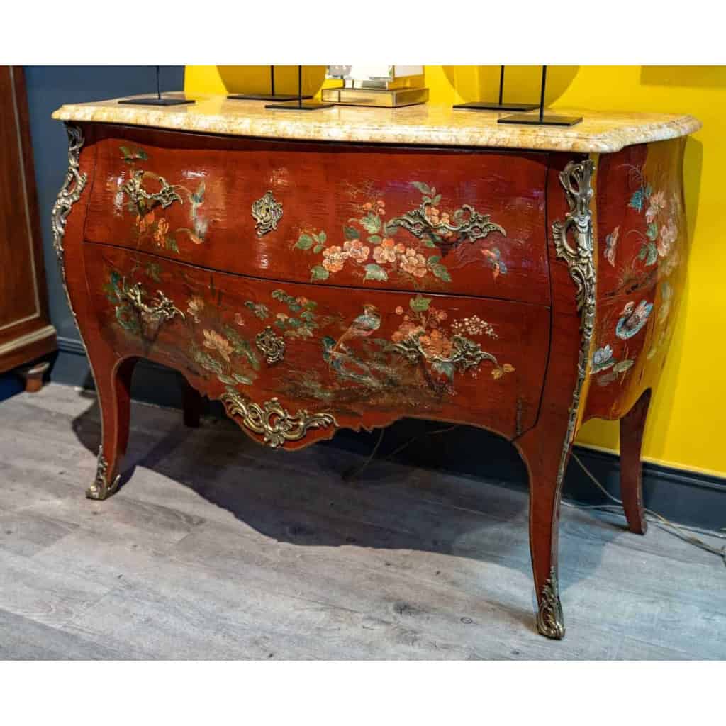 Red lacquered chest of drawers, XIXth century | Biron Red lacquered chest of drawers, XIXth century