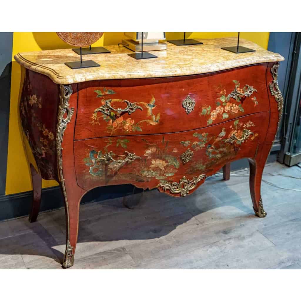 Red lacquered chest of drawers, XIXth century | Biron Red lacquered chest of drawers, XIXth century