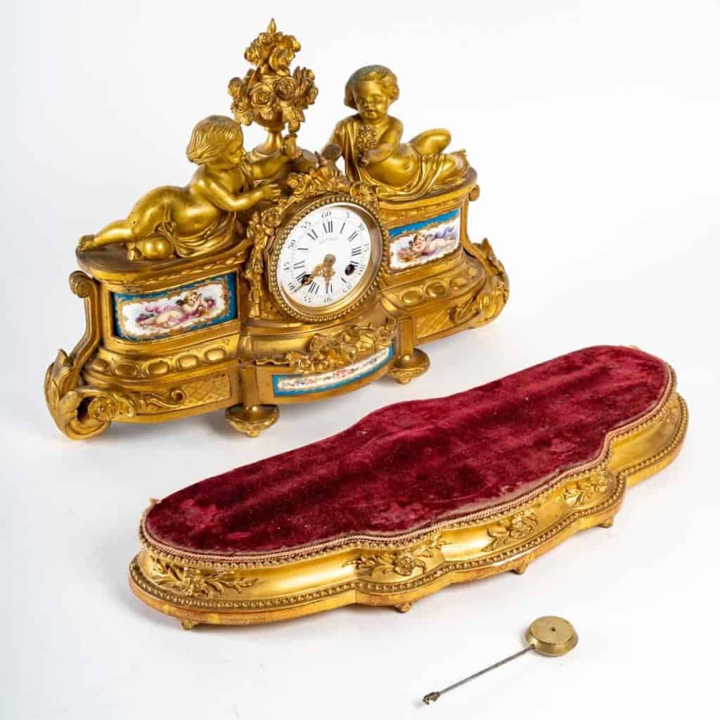 Pendule en bronze et plaque de Sèvres, XIXème siècle | Biron Pendule en bronze et plaque de Sèvres, XIXème siècle