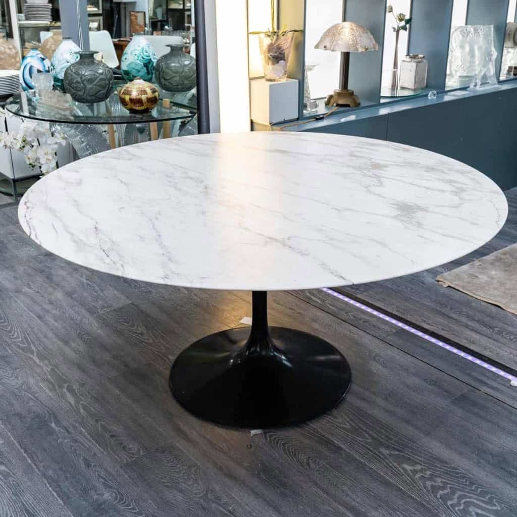 Knoll International et Eero Saarinen : Table à manger à plateau circulaire en marbre | Biron Knoll International et Eero Saarinen : Table à manger à plateau circulaire en marbre