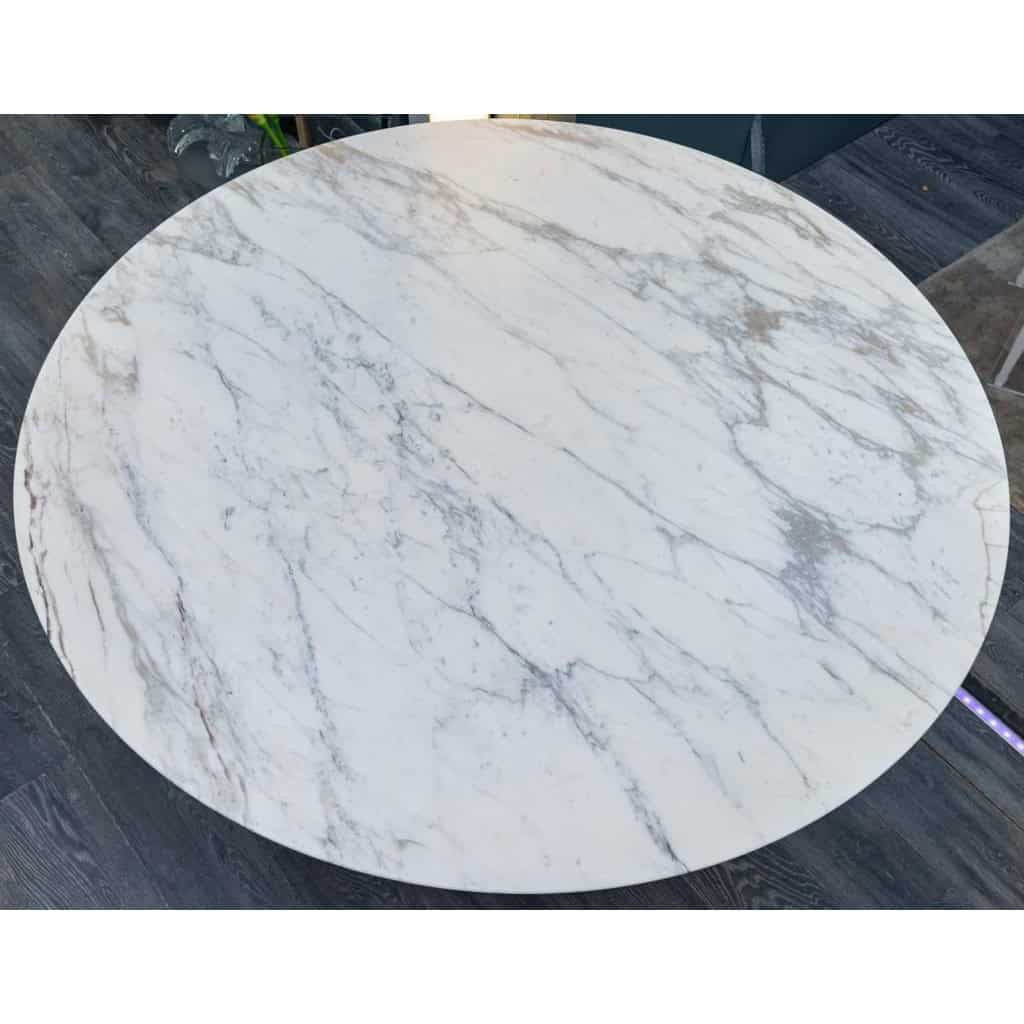 Knoll International et Eero Saarinen : Table à manger à plateau circulaire en marbre | Biron Knoll International et Eero Saarinen : Table à manger à plateau circulaire en marbre