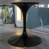 Knoll International et Eero Saarinen : Table à manger à plateau circulaire en marbre | Biron Knoll International et Eero Saarinen : Table à manger à plateau circulaire en marbre