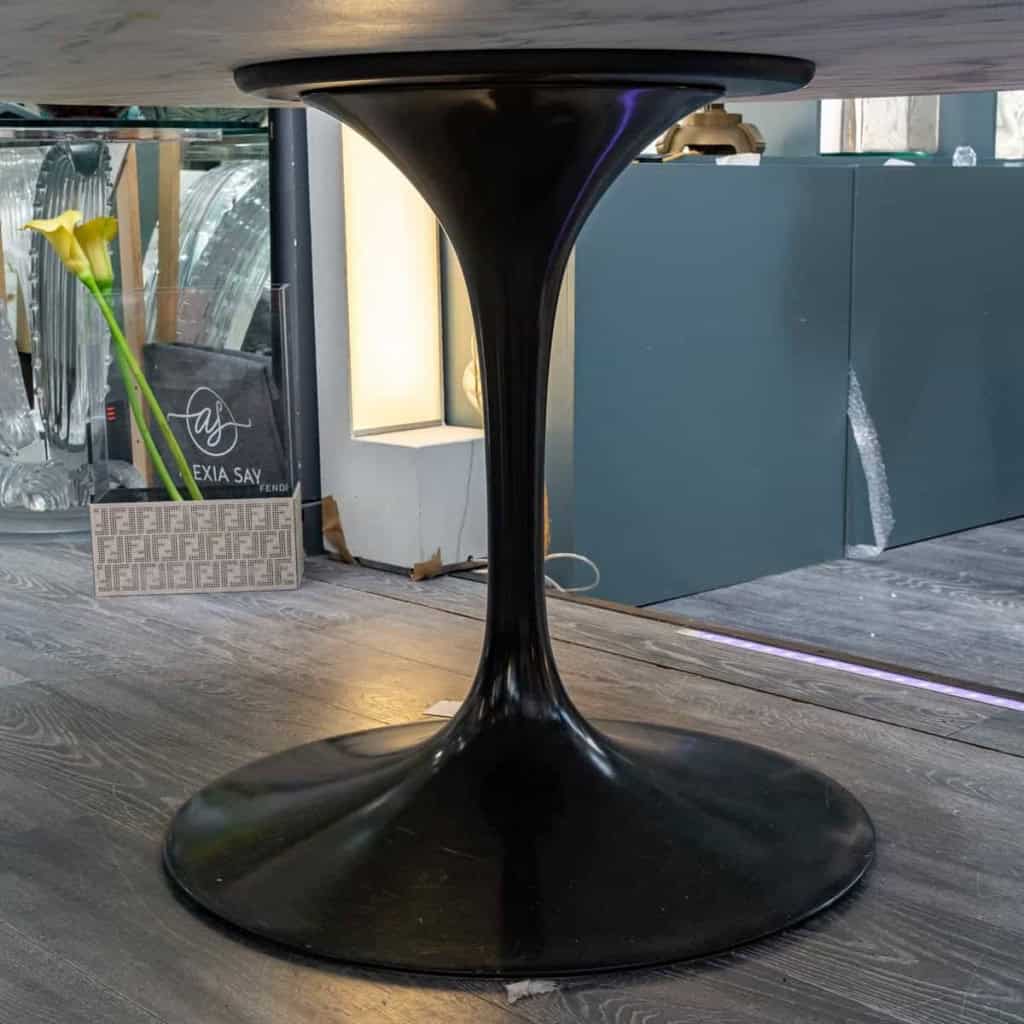 Knoll International et Eero Saarinen : Table à manger à plateau circulaire en marbre | Biron Knoll International et Eero Saarinen : Table à manger à plateau circulaire en marbre