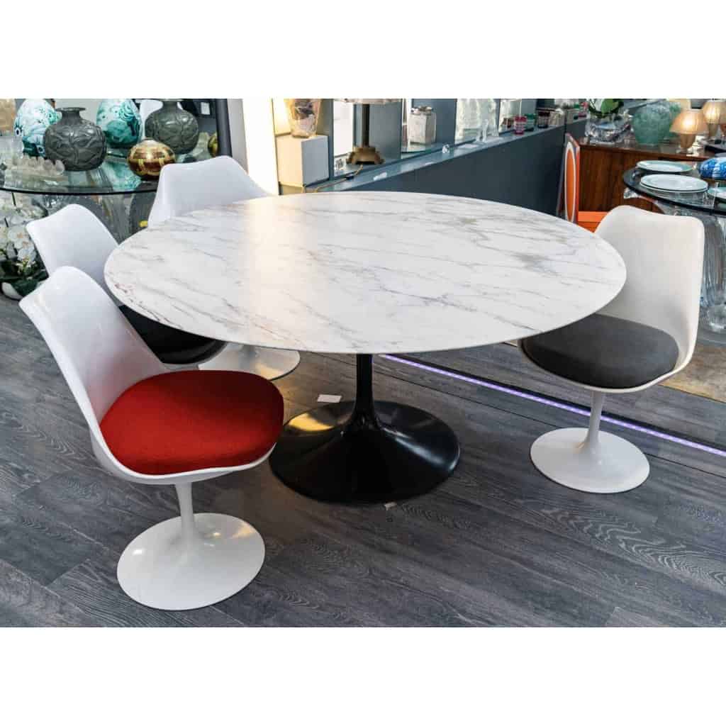 Knoll International et Eero Saarinen : Table à manger à plateau circulaire en marbre | Biron Knoll International et Eero Saarinen : Table à manger à plateau circulaire en marbre