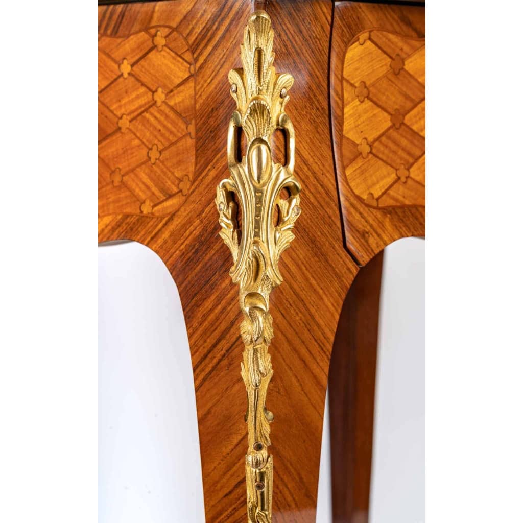 Paire de chevets de style Louis XV.