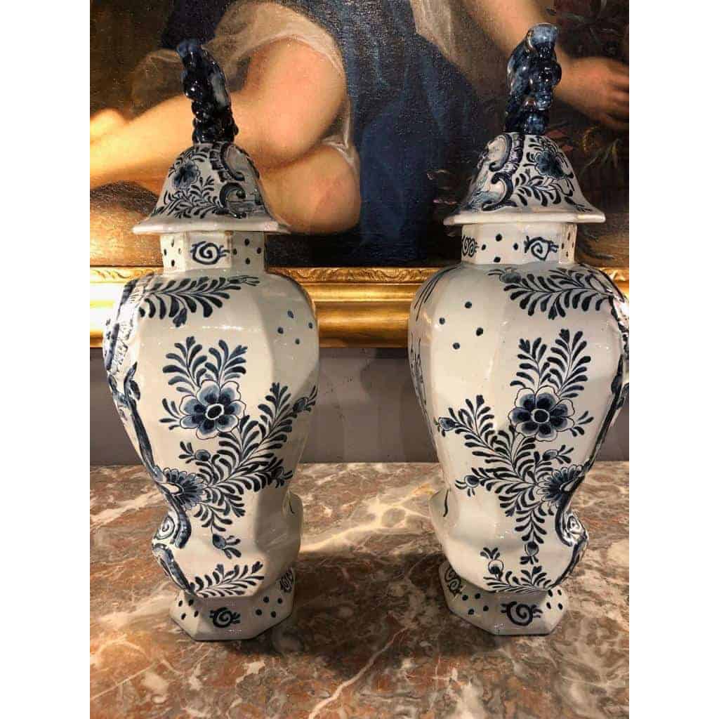 Paire de Vases Couverts en Faïence de Delft