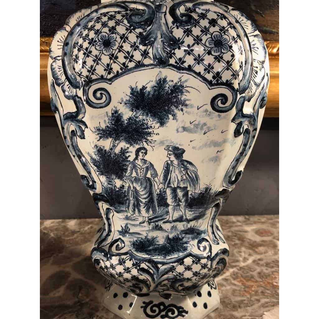 Paire de Vases Couverts en Faïence de Delft
