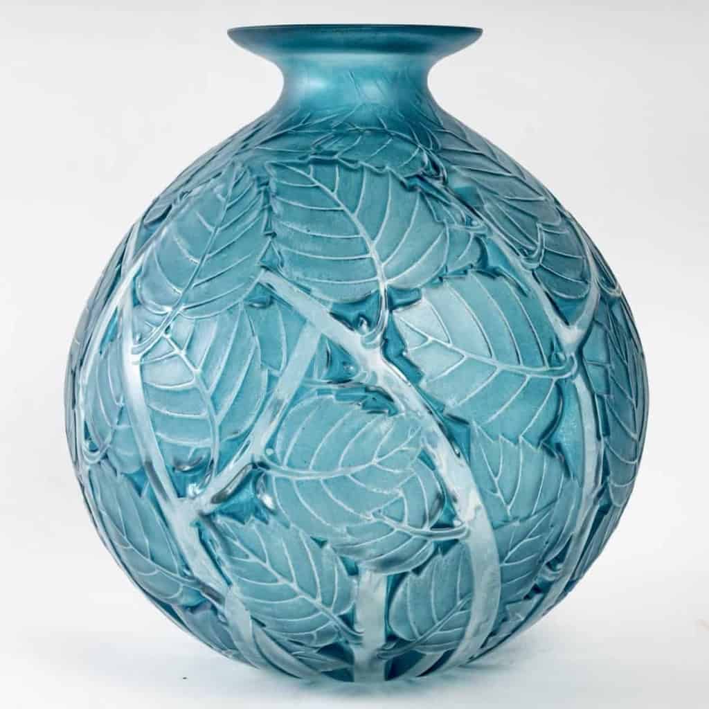 Vase « Milan » verre blanc patiné bleu de René LALIQUE | Biron Vase "Milan" verre blanc patiné bleu de René LALIQUE