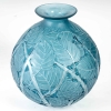 Vase « Milan » verre blanc patiné bleu de René LALIQUE | Biron Vase "Milan" verre blanc patiné bleu de René LALIQUE