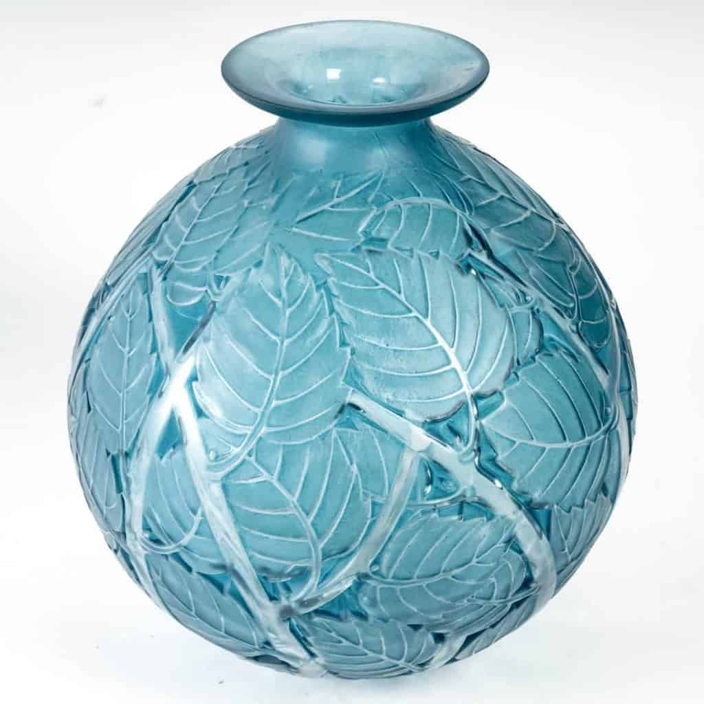 Vase « Milan » verre blanc patiné bleu de René LALIQUE | Biron Vase "Milan" verre blanc patiné bleu de René LALIQUE