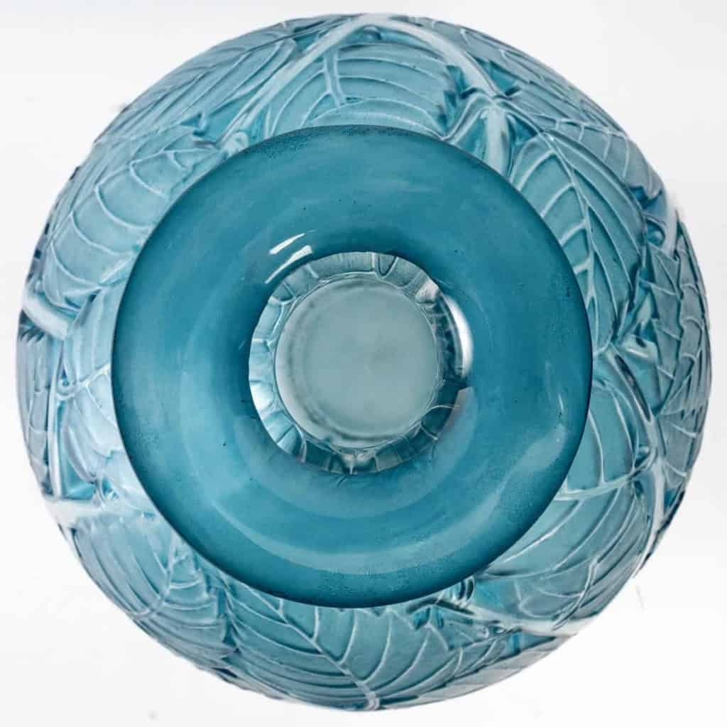 Vase « Milan » verre blanc patiné bleu de René LALIQUE | Biron Vase "Milan" verre blanc patiné bleu de René LALIQUE