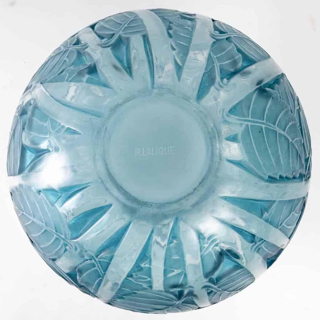 Vase « Milan » verre blanc patiné bleu de René LALIQUE | Biron Vase "Milan" verre blanc patiné bleu de René LALIQUE