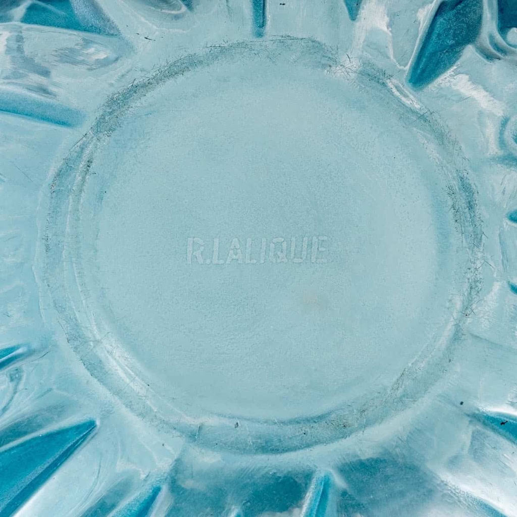 Vase « Milan » verre blanc patiné bleu de René LALIQUE | Biron Vase "Milan" verre blanc patiné bleu de René LALIQUE
