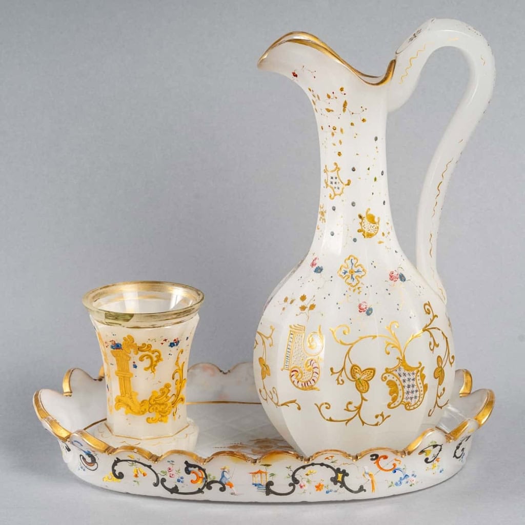 Service en opaline blanc émaillé, XIXème siècle | Biron |||||||||||