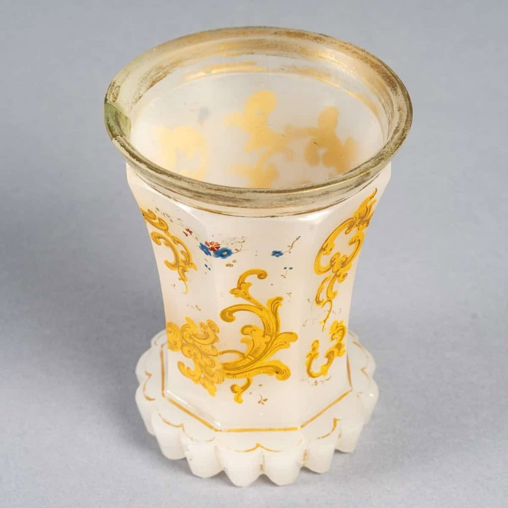Service en opaline blanc émaillé, XIXème siècle | Biron Service en opaline blanc émaillé, XIXème siècle