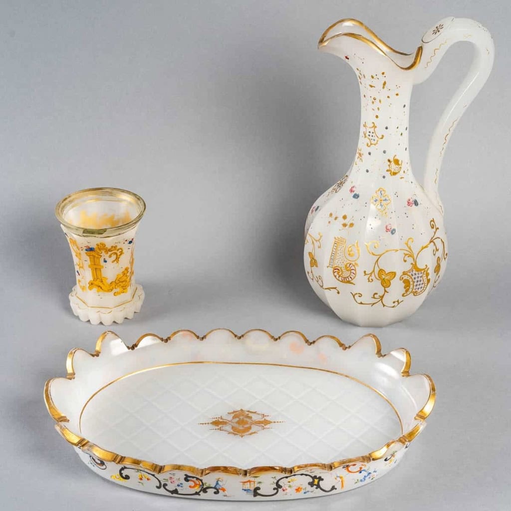 Service en opaline blanc émaillé, XIXème siècle | Biron Service en opaline blanc émaillé, XIXème siècle