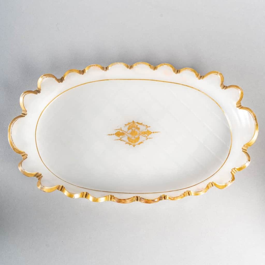 Service en opaline blanc émaillé, XIXème siècle | Biron Service en opaline blanc émaillé, XIXème siècle