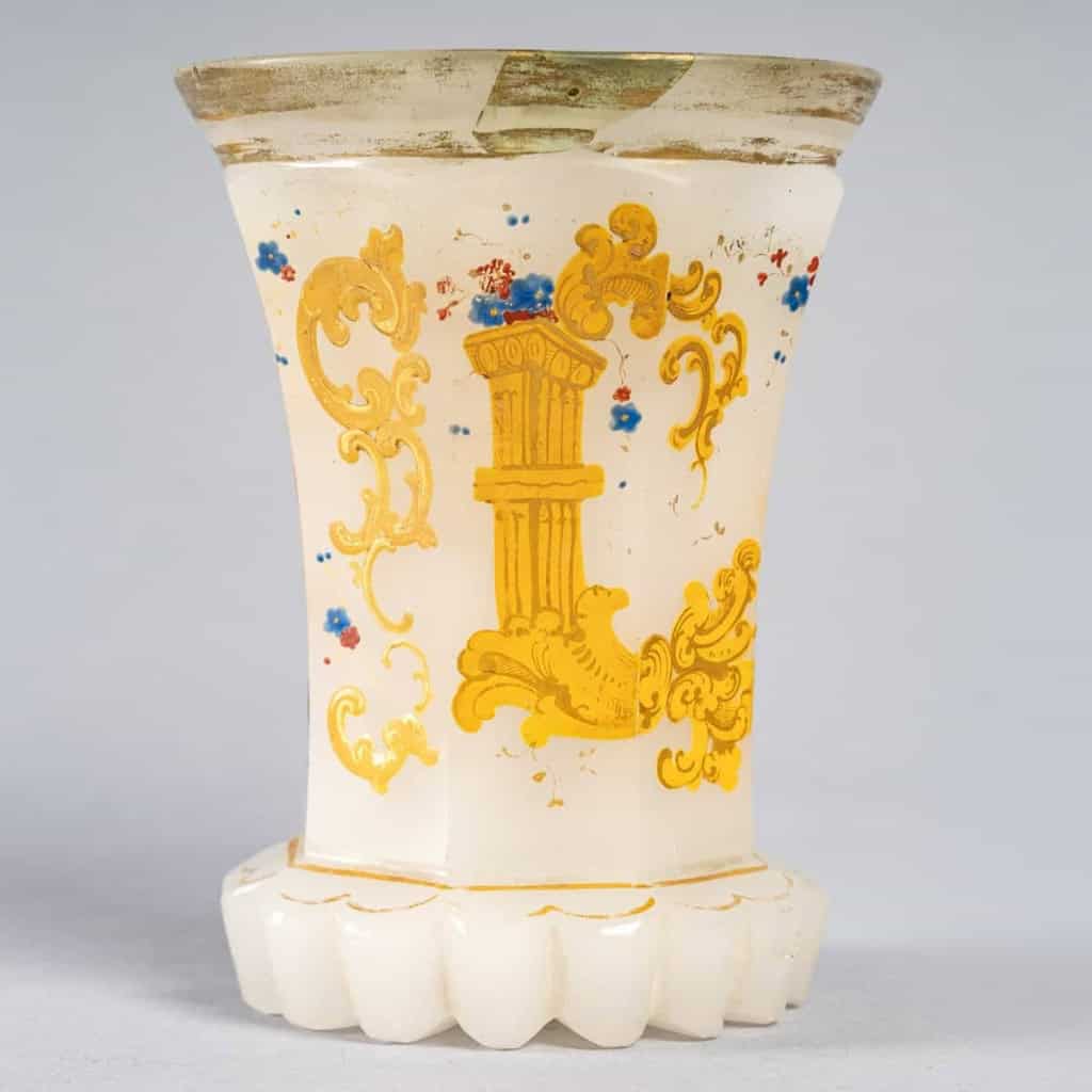Service en opaline blanc émaillé, XIXème siècle | Biron Service en opaline blanc émaillé, XIXème siècle