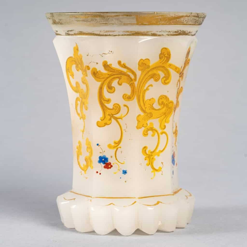 Service en opaline blanc émaillé, XIXème siècle | Biron Service en opaline blanc émaillé, XIXème siècle