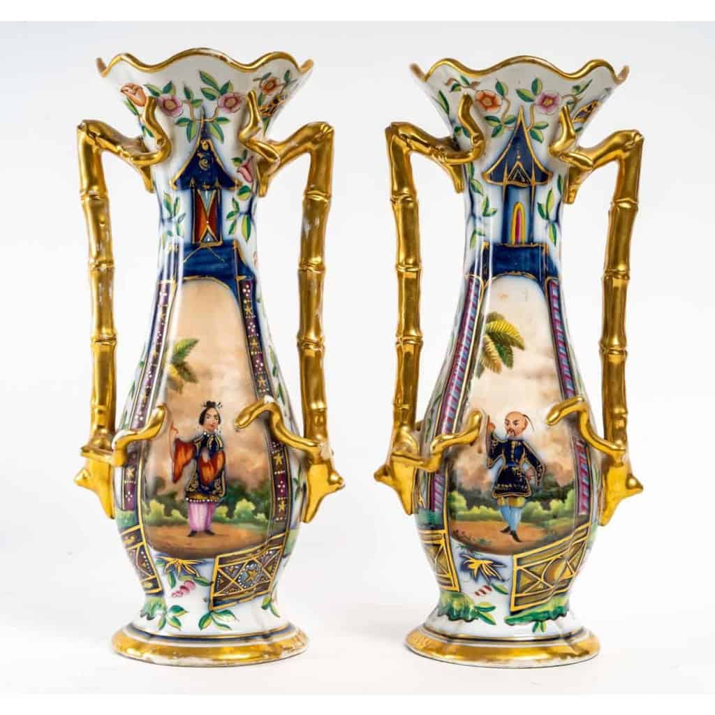 Paire de vases en porcelaine de Bayeux à décors de chinois et de pagodes fleuries | Biron |||||||||