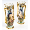 Paire de vases en porcelaine de Bayeux à décors de chinois et de pagodes fleuries | Biron Paire de vases en porcelaine de Bayeux à décors de chinois et de pagodes fleuries