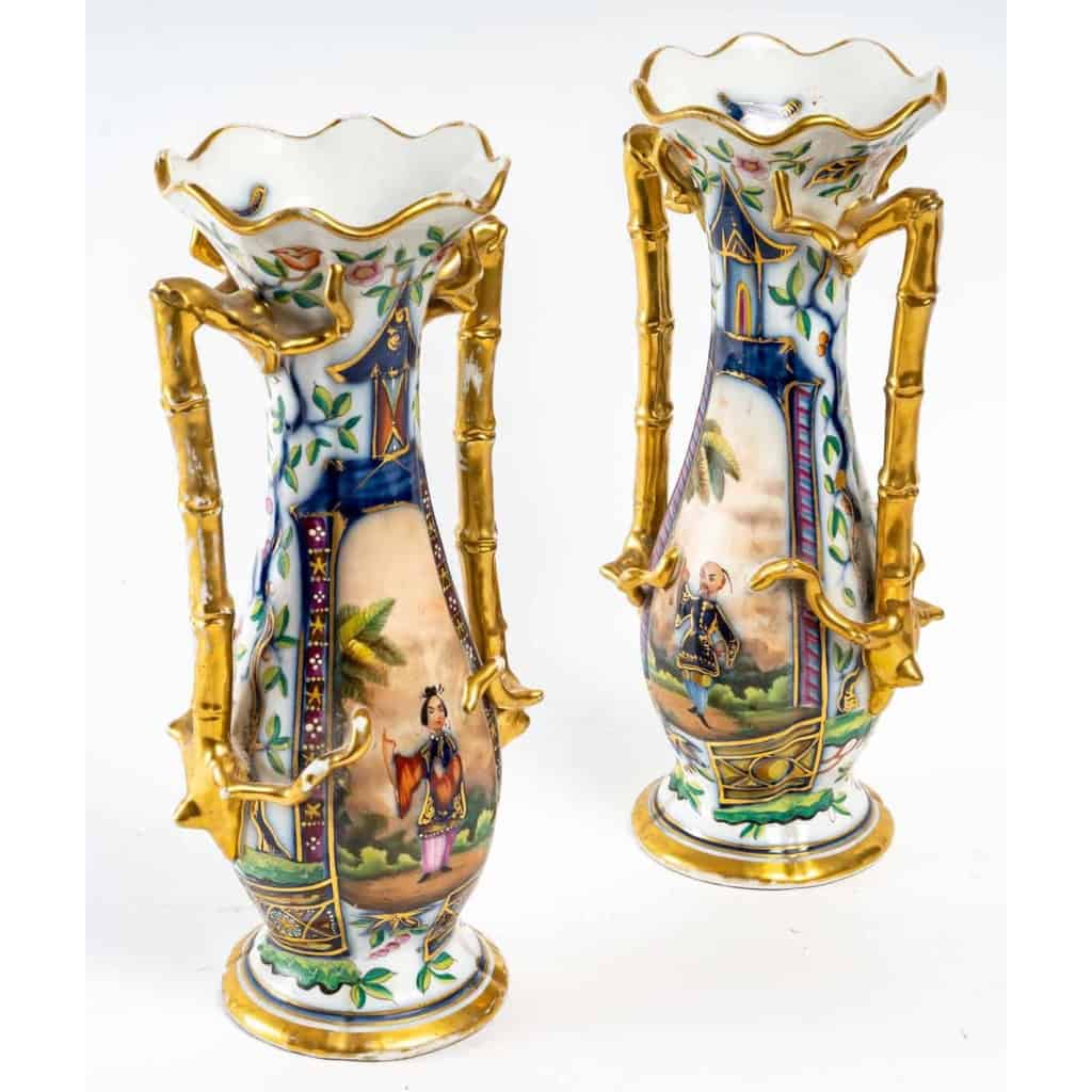 Paire de vases en porcelaine de Bayeux à décors de chinois et de pagodes fleuries | Biron Paire de vases en porcelaine de Bayeux à décors de chinois et de pagodes fleuries