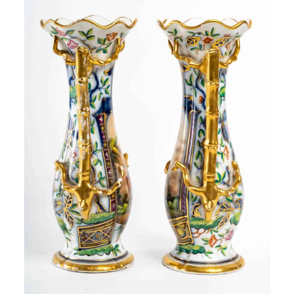 Paire de vases en porcelaine de Bayeux à décors de chinois et de pagodes fleuries | Biron Paire de vases en porcelaine de Bayeux à décors de chinois et de pagodes fleuries