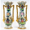 Paire de vases en porcelaine de Bayeux à décors de chinois et de pagodes fleuries | Biron Paire de vases en porcelaine de Bayeux à décors de chinois et de pagodes fleuries