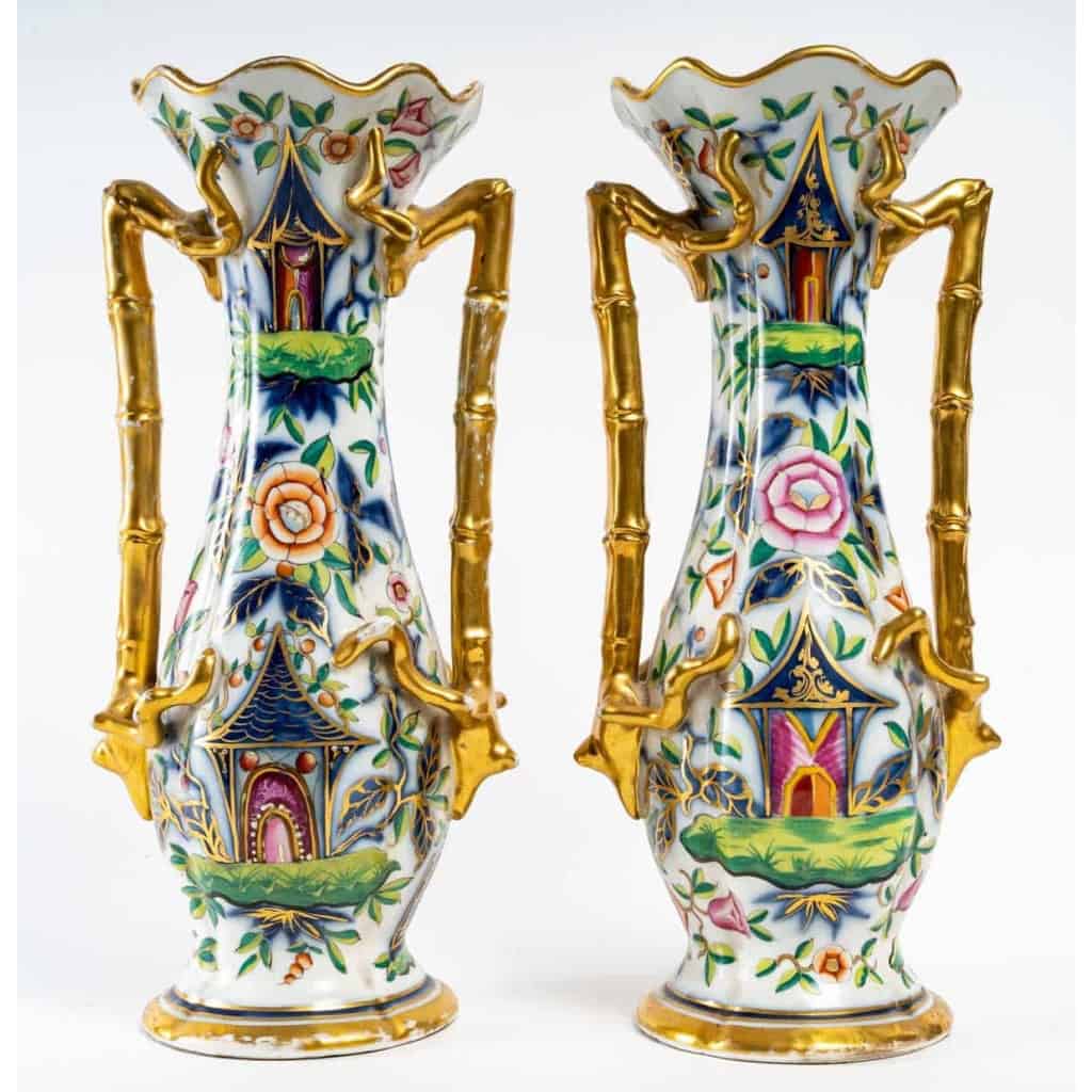 Paire de vases en porcelaine de Bayeux à décors de chinois et de pagodes fleuries | Biron Paire de vases en porcelaine de Bayeux à décors de chinois et de pagodes fleuries