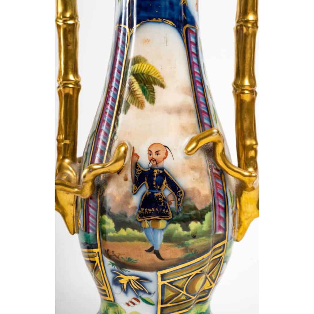 Paire de vases en porcelaine de Bayeux à décors de chinois et de pagodes fleuries | Biron Paire de vases en porcelaine de Bayeux à décors de chinois et de pagodes fleuries
