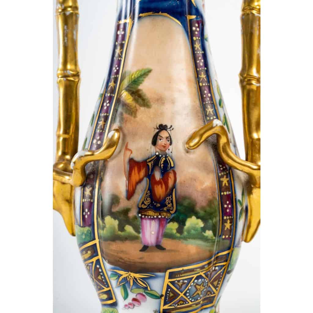 Paire de vases en porcelaine de Bayeux à décors de chinois et de pagodes fleuries | Biron Paire de vases en porcelaine de Bayeux à décors de chinois et de pagodes fleuries
