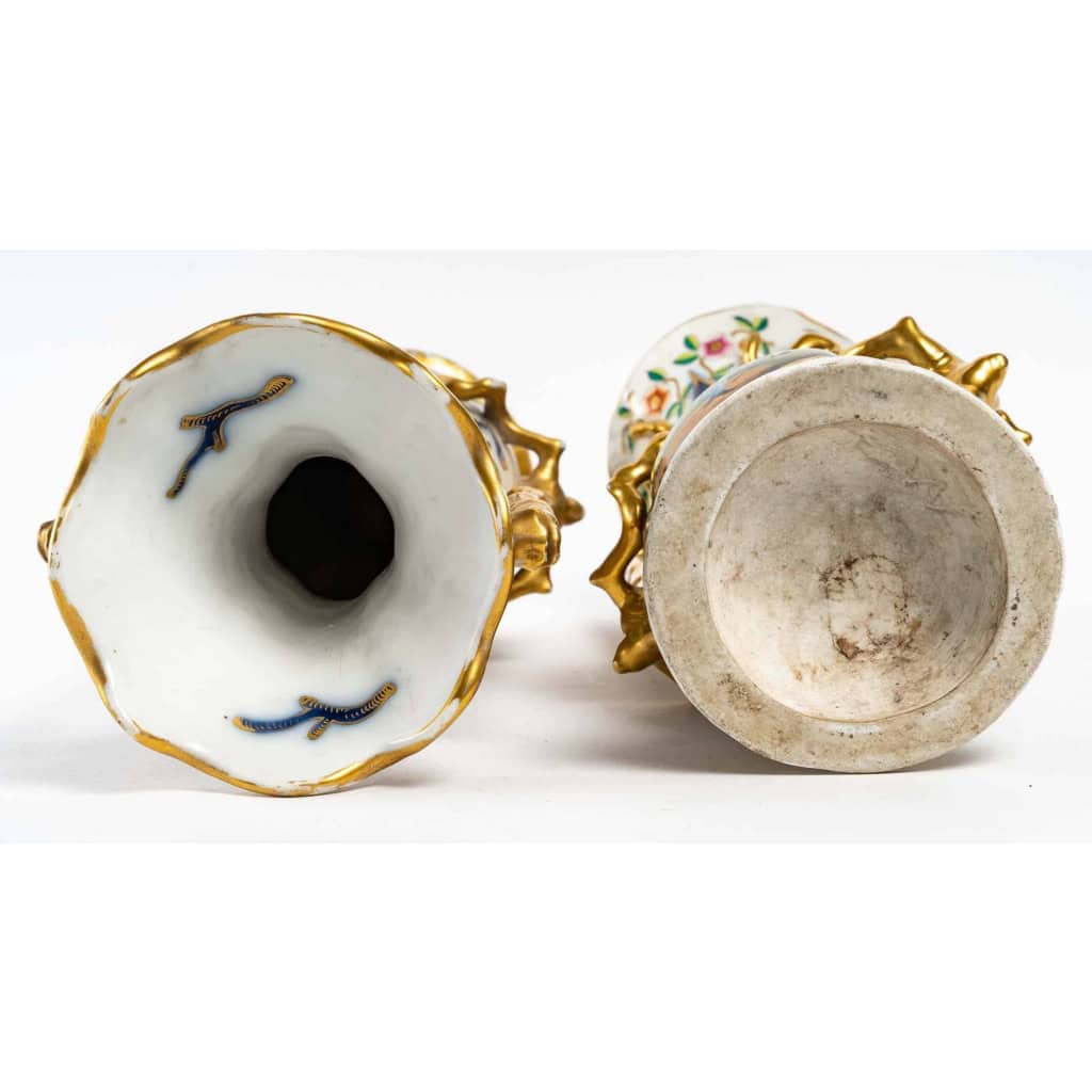 Paire de vases en porcelaine de Bayeux à décors de chinois et de pagodes fleuries | Biron Paire de vases en porcelaine de Bayeux à décors de chinois et de pagodes fleuries