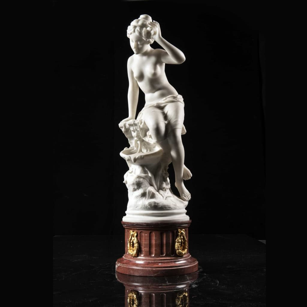 Jeune fille assise à une fontaine par Adolfo CIPRIANI, Circa 1920. | Biron |||||