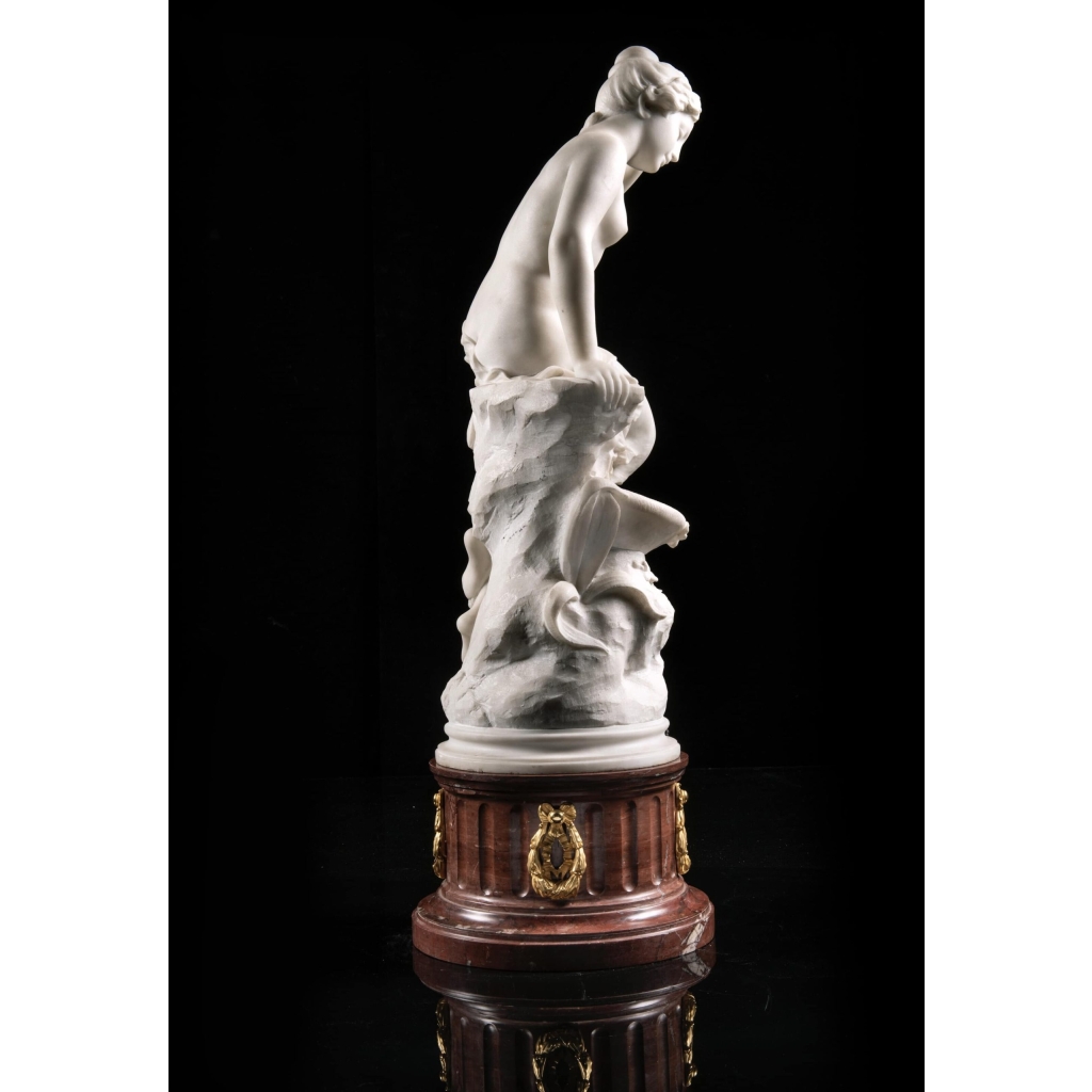 Jeune fille assise à une fontaine par Adolfo CIPRIANI, Circa 1920. | Biron Jeune fille assise à une fontaine par Adolfo CIPRIANI, Circa 1920.