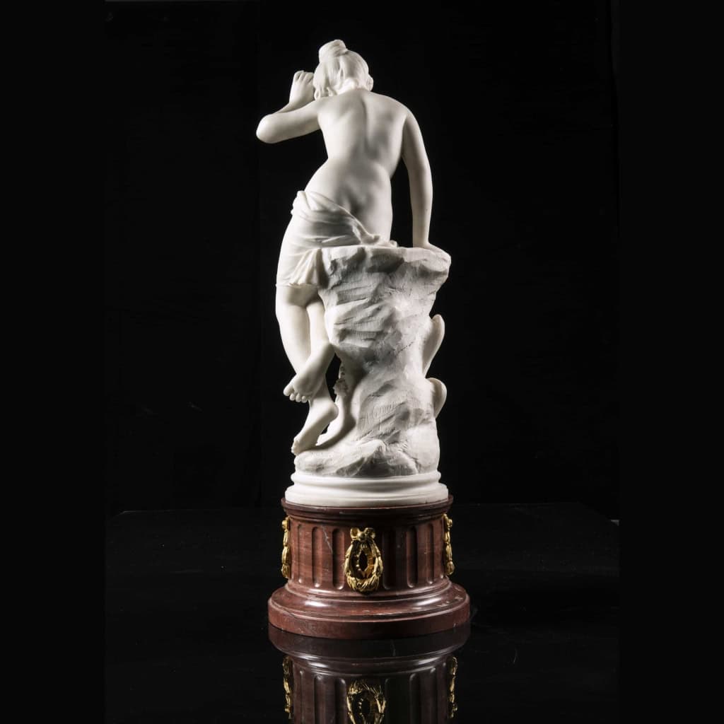 Jeune fille assise à une fontaine par Adolfo CIPRIANI, Circa 1920. | Biron Jeune fille assise à une fontaine par Adolfo CIPRIANI, Circa 1920.