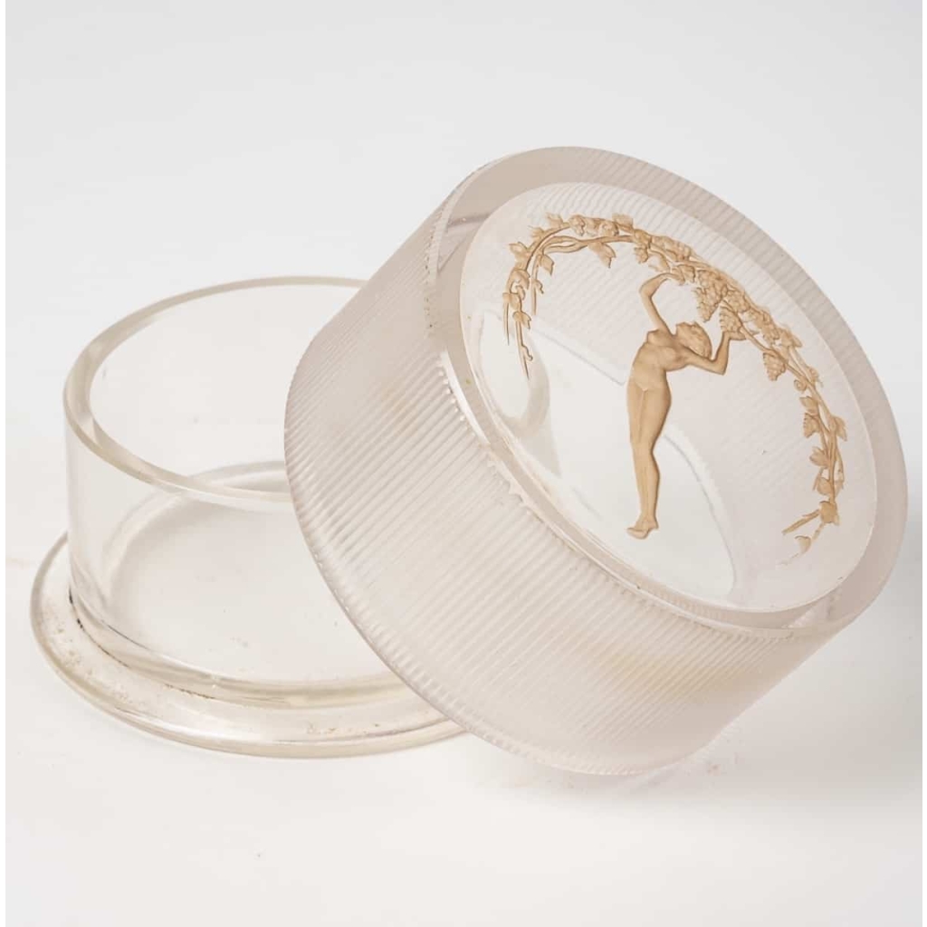 Boîte "Une Figurine et Raisins" verre blanc patiné sépia de René LALIQUE