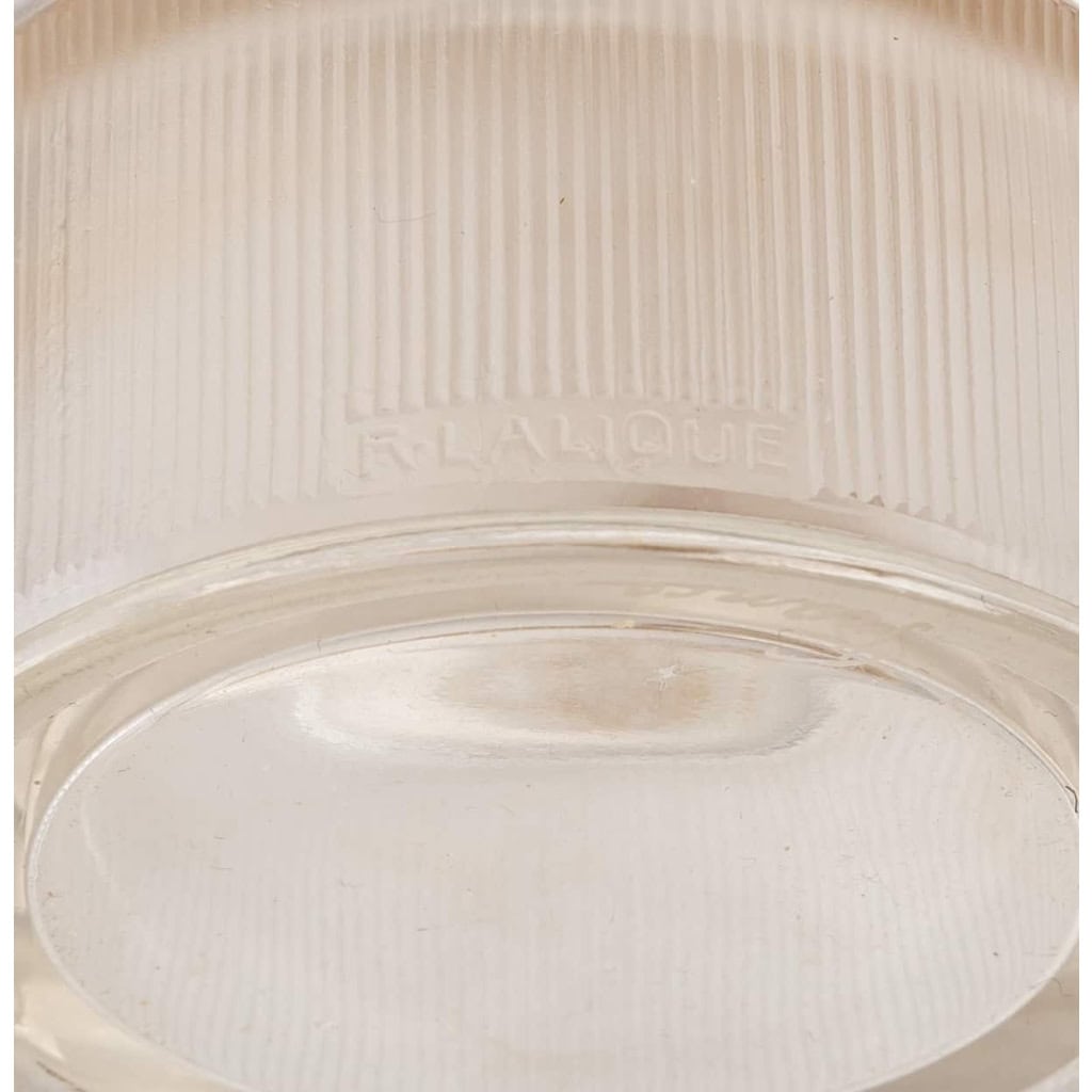 Boîte "Une Figurine et Raisins" verre blanc patiné sépia de René LALIQUE