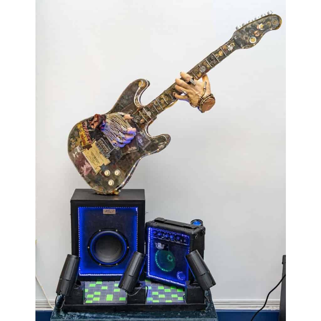 Guitare créée par l’artiste italien Paolo Orlando électrifiée | Biron |||||||