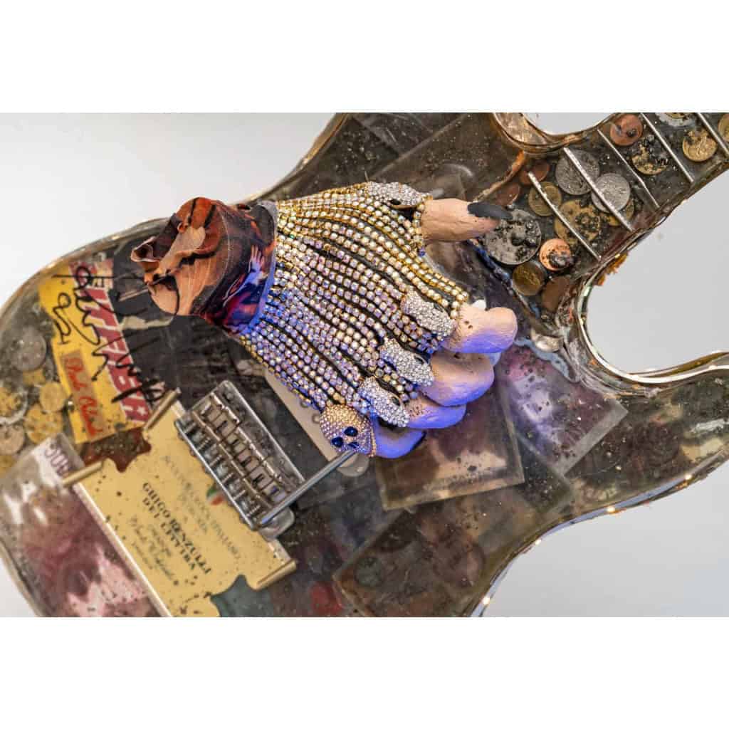 Guitare créée par l’artiste italien Paolo Orlando électrifiée | Biron Guitare créée par l'artiste italien Paolo Orlando électrifiée