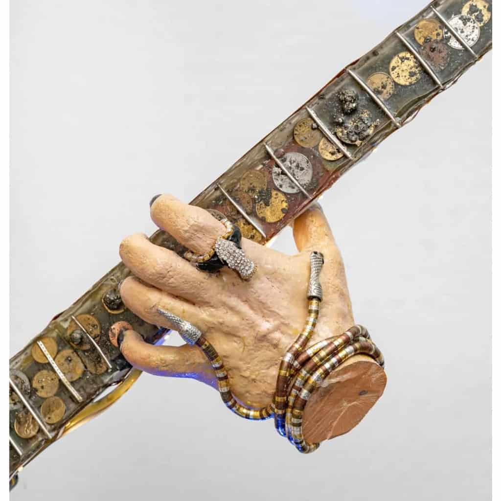Guitare créée par l’artiste italien Paolo Orlando électrifiée | Biron Guitare créée par l'artiste italien Paolo Orlando électrifiée