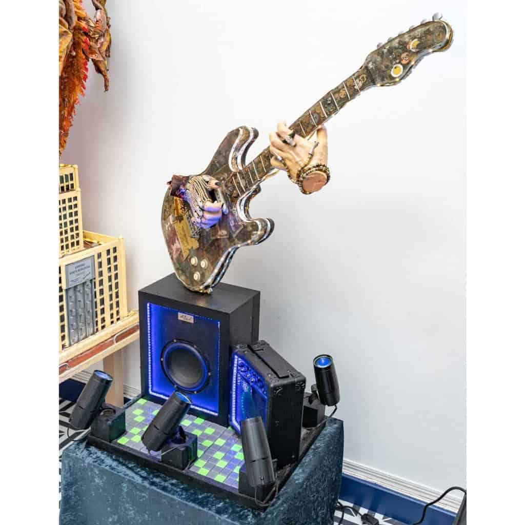 Guitare créée par l’artiste italien Paolo Orlando électrifiée | Biron Guitare créée par l'artiste italien Paolo Orlando électrifiée