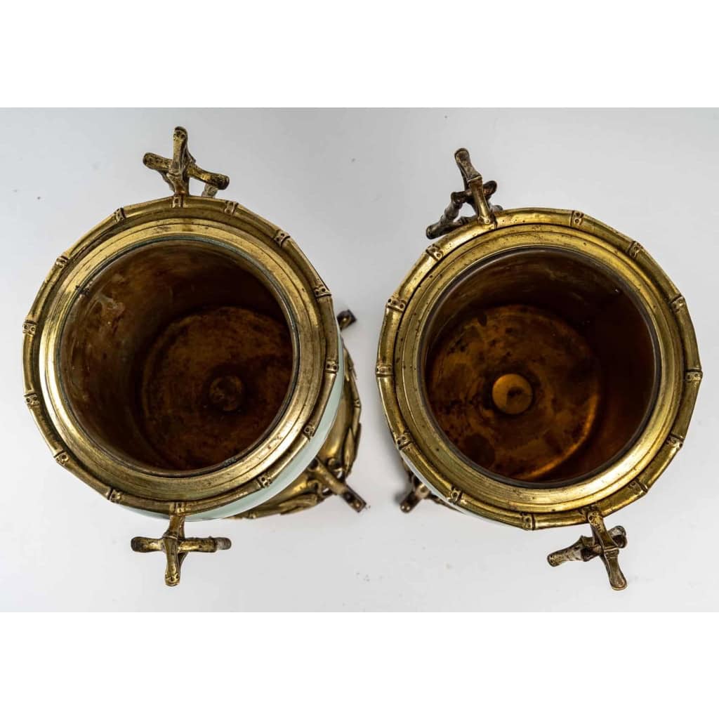 Paire de vases aux échassiers en céladon, pâte sur pâte, XIXème siècle | Biron Paire de vases aux échassiers en céladon, pâte sur pâte, XIXème siècle