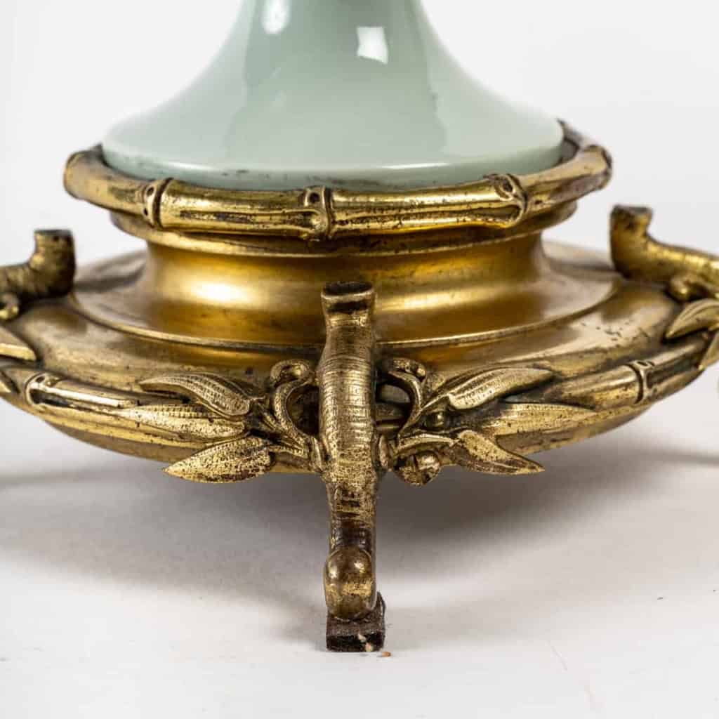 Paire de vases aux échassiers en céladon, pâte sur pâte, XIXème siècle | Biron Paire de vases aux échassiers en céladon, pâte sur pâte, XIXème siècle