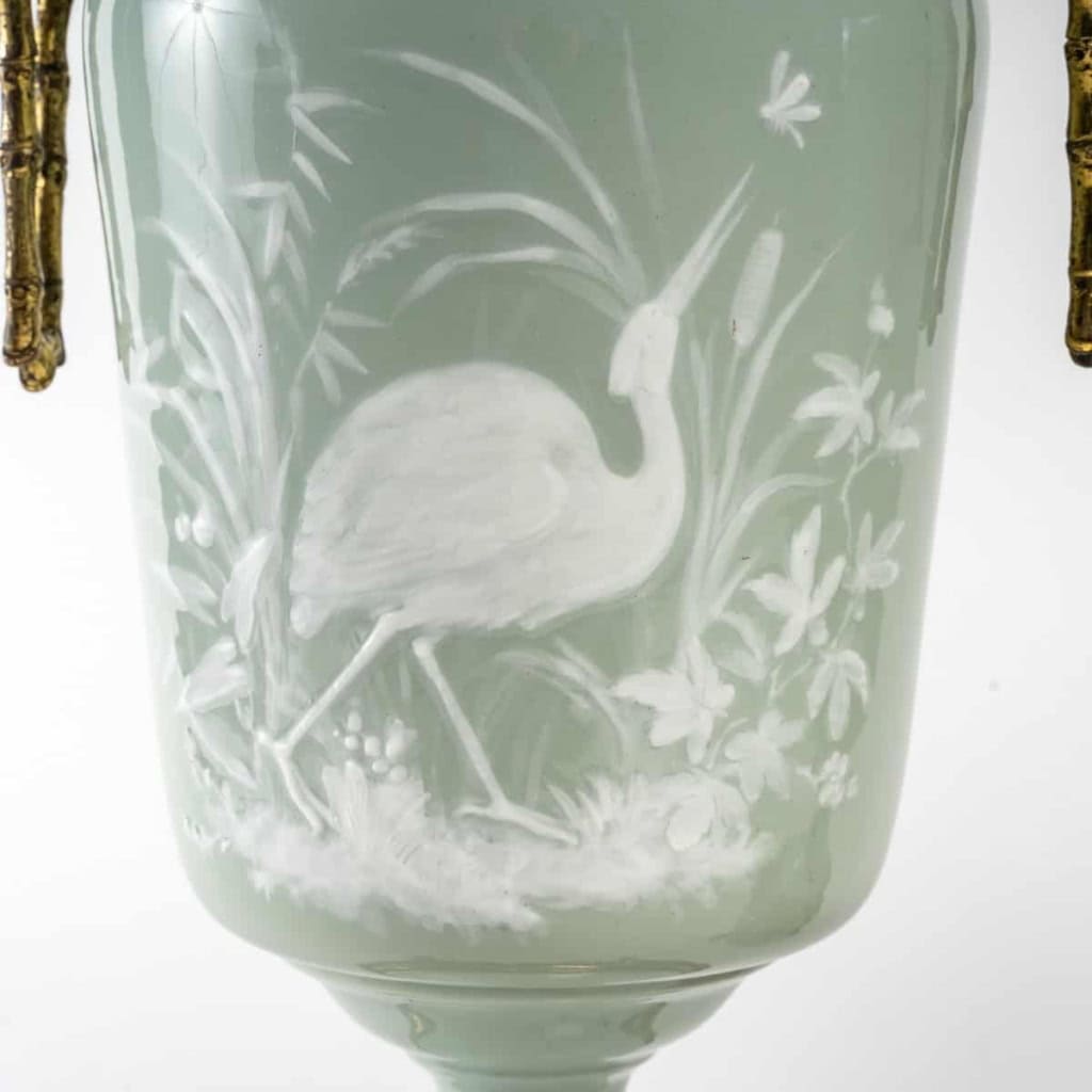 Paire de vases aux échassiers en céladon, pâte sur pâte, XIXème siècle | Biron Paire de vases aux échassiers en céladon, pâte sur pâte, XIXème siècle