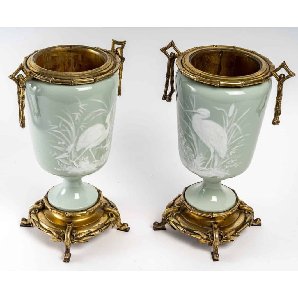 Paire de vases aux échassiers en céladon, pâte sur pâte, XIXème siècle | Biron Paire de vases aux échassiers en céladon, pâte sur pâte, XIXème siècle